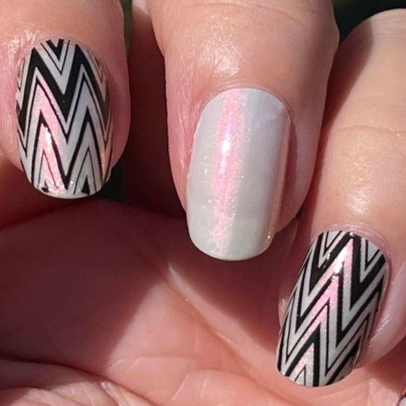 Color Street | Keep Calm and Chevron, Chevron design on clear base nail strips - Picture 9 of 16